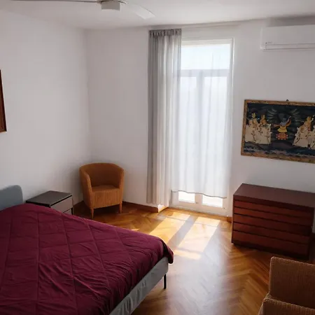 Sanremo Central Rooms ホームステイ *